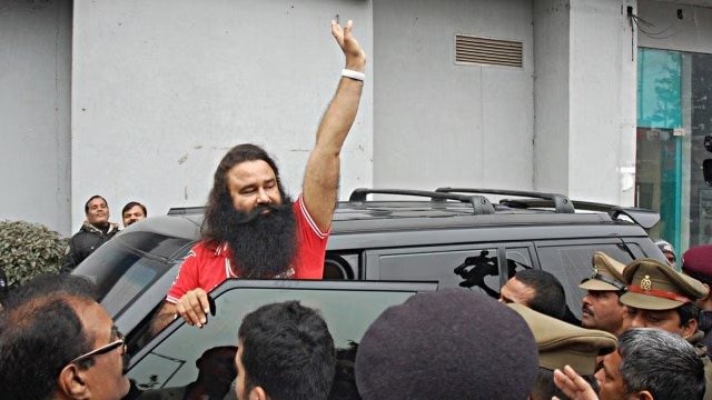 पैरोल पूरी होने के बाद रोहतक की सुनारिया जेल लौटा राम रहीम, छोड़ने पहुंची हनीप्रीत