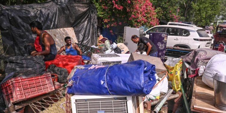 दिल्ली के यमुना बाजार में O-Zone एक्शन! तोड़ी गईं प्रॉपर्टीज, घरों को खाली करने का आदेश