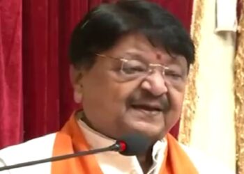‘सरकार आते ही सब संघ के हो गए…’, अफसरों के ‘RSS प्रेम’ पर कैलाश विजयवर्गीय का बड़ा कटाक्ष; अच्छे इंसानों की कमी पर जताई चिंता
