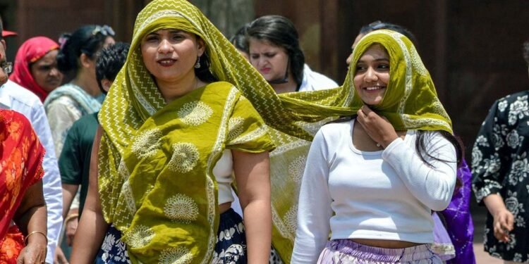 दिल्ली में पारा 41°C, Feels Like 48°C, उमस का भयंकर टॉर्चर