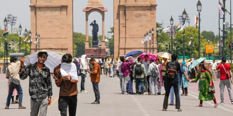 बारिश का इंतजार कर रहे दिल्ली वालों के लिए 4 जुलाई की तारीख क्यों अहम है? यूपी-उत्तराखंड के लिए क्या आया अलर्ट
