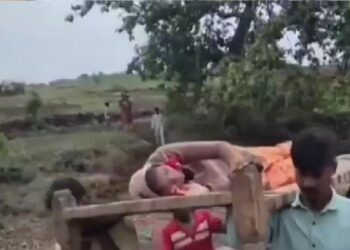 छिंदवाड़ा में बीच नदी में हुई महिला की डिलीवरी, खाट पर अस्पताल ले जा रहा था परिवार