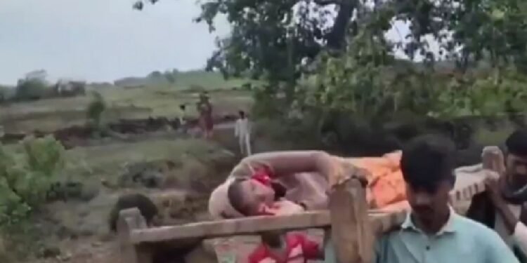छिंदवाड़ा में बीच नदी में हुई महिला की डिलीवरी, खाट पर अस्पताल ले जा रहा था परिवार