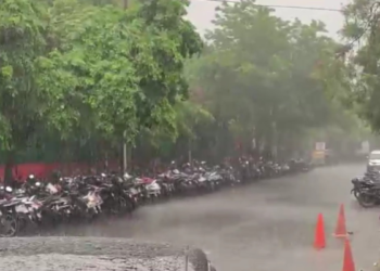 दिल्ली-NCR में सुहाना हुआ मौसम, तेज हवाओं के साथ झमाझम बारिश