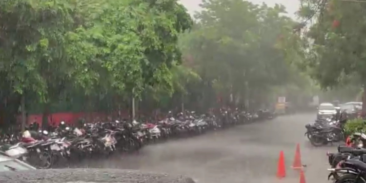 दिल्ली-NCR में सुहाना हुआ मौसम, तेज हवाओं के साथ झमाझम बारिश
