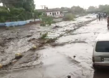 MP: खरगोन में झमाझम बारिश से मोहिनी नदी उफान पर; बस्तियों और खेतों में भरा बाढ़ का पानी, IMD का अलर्ट