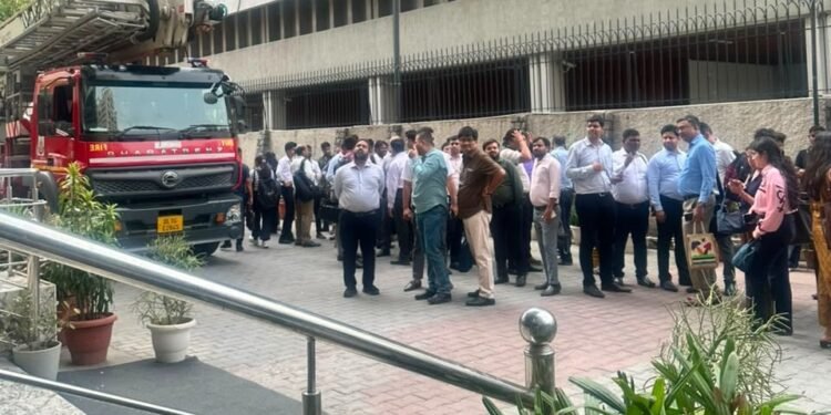 दिल्ली के परिक्रमा रेस्टोरेंट में लगी आग, सीपी में मची अफरातफरी