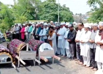 एक साथ उठे 3 इकलौते चिरागों के जनाजे… नर्मदा में डूब रहे थे तीन दोस्त, घरवालों का आरोप- नाविक मांगते रहे पैसे