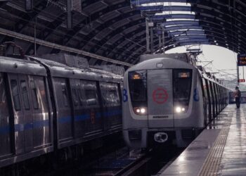 दिल्ली मेट्रो की ब्लू लाइन पर डेढ़ घंटे तक बाधित रही सर्विस, हजारों यात्री हुए परेशान