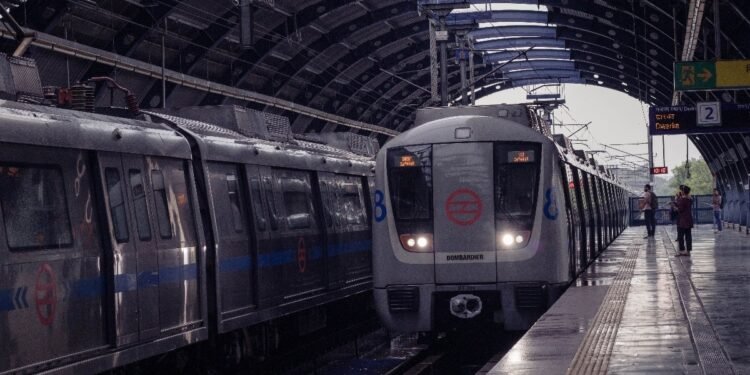दिल्ली मेट्रो की ब्लू लाइन पर डेढ़ घंटे तक बाधित रही सर्विस, हजारों यात्री हुए परेशान