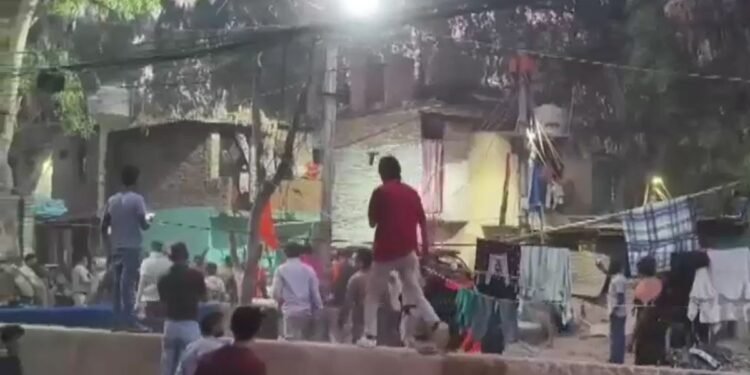 ‘पाकिस्तान का झंडा’ कहकर मचा बवाल, पुलिस ने कहा- धार्मिक ध्वज था… फिर हनुमान चालीसा के दौरान क्या हुआ?