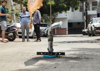 इंदौर में सड़क के बीचों-बीच बोरिंग देख लोग बोले- इंजीनियर कौन था? पार्षद ने बताया क्यों लेना पड़ा ऐसा फैसला