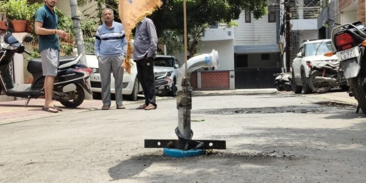इंदौर में सड़क के बीचों-बीच बोरिंग देख लोग बोले- इंजीनियर कौन था? पार्षद ने बताया क्यों लेना पड़ा ऐसा फैसला