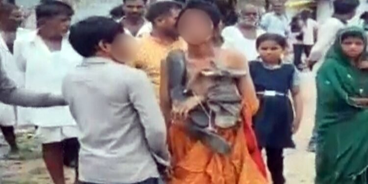उज्जैन में महिला के साथ हैवानियत, बाल काटे, कपड़े फाड़े, जूतों की माला पहनाकर गांव में घुमाया, वीडियो वायरल होते ही 11 गिरफ्तार