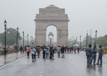 Delhi Weather: बदलने वाला है दिल्ली का मौसम, बारिश-बूंदाबांदी के आसार, IMD का आया येलो अलर्ट