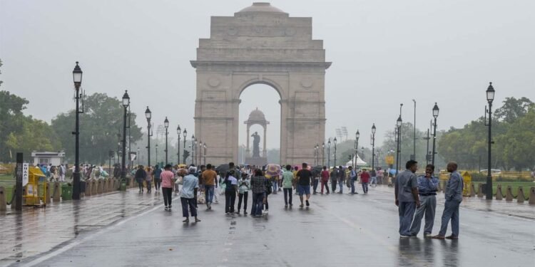 Delhi Weather: बदलने वाला है दिल्ली का मौसम, बारिश-बूंदाबांदी के आसार, IMD का आया येलो अलर्ट