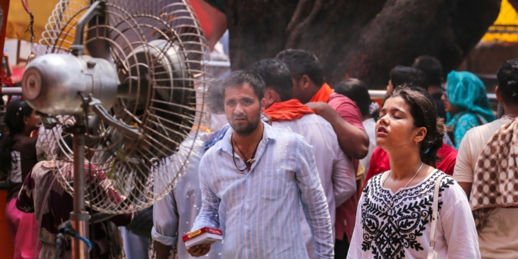 उमस से बेहाल दिल्लीवाले, 35 डिग्री से 45 वाला एहसास, कब मिलेगी गर्मी से राहत?