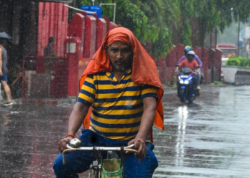 दिल्ली-NCR में झमाझम बारिश… IMD का रेड अलर्ट, 15 फ्लाइट्स रूट डायवर्ट