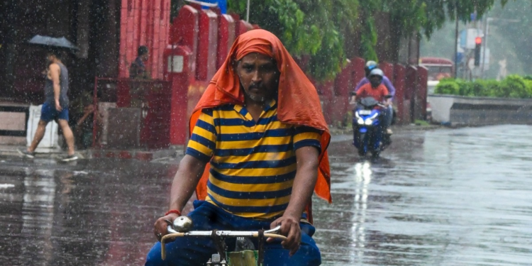 दिल्ली-NCR में झमाझम बारिश… IMD का रेड अलर्ट, 15 फ्लाइट्स रूट डायवर्ट