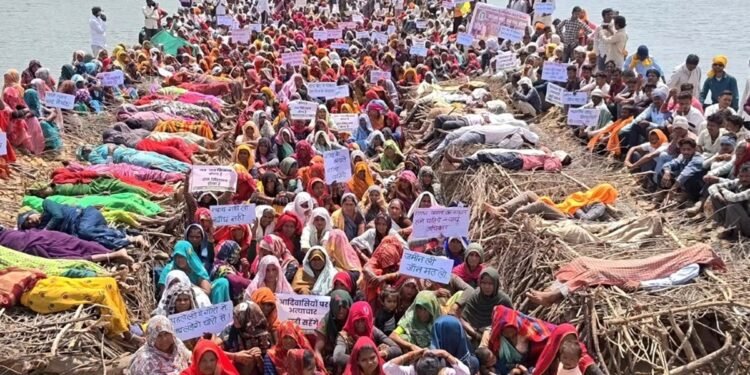 बुंदेलखंड में फिर भड़का ‘चिता आंदोलन’… केन-बेतवा प्रोजेक्ट के खिलाफ आदिवासी और किसानों का हल्लाबोल, जेल से आते ही शुरू हुआ मोर्चा