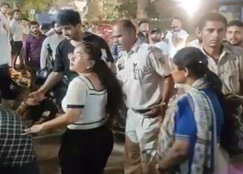 Delhi: प्रीत विहार में पुलिस के सामने डंडे से फोड़ा सिर, रोड रेज का खौफनाक वीडियो वायरल