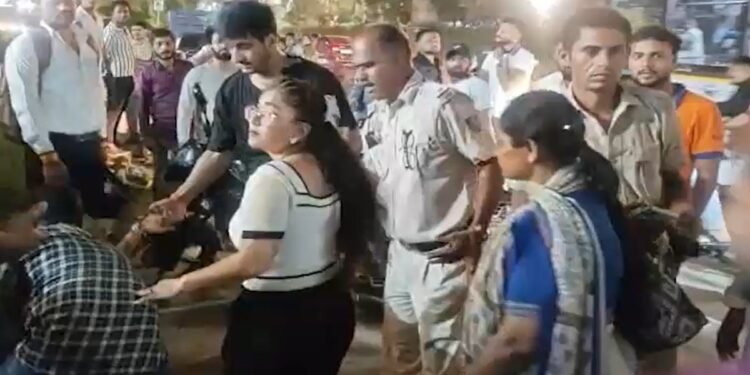 Delhi: प्रीत विहार में पुलिस के सामने डंडे से फोड़ा सिर, रोड रेज का खौफनाक वीडियो वायरल