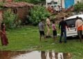 डीएम की कार कीचड़ में फंसी, लोगों ने धक्का मारकर बाहर निकला, VIDEO वायरल