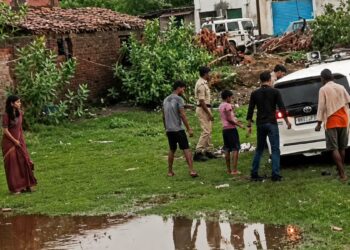 डीएम की कार कीचड़ में फंसी, लोगों ने धक्का मारकर बाहर निकला, VIDEO वायरल