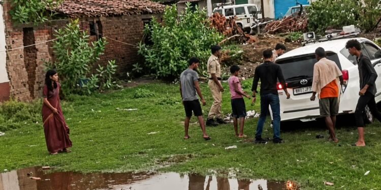 डीएम की कार कीचड़ में फंसी, लोगों ने धक्का मारकर बाहर निकला, VIDEO वायरल