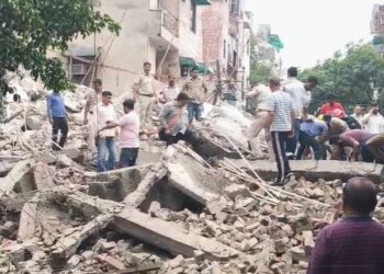 बारिश के बीच दिल्ली के रोहिणी में गिरी बिल्डिंग, मलबे में कई लोगों के दबे होने की आशंका