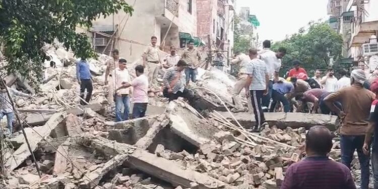 बारिश के बीच दिल्ली के रोहिणी में गिरी बिल्डिंग, मलबे में कई लोगों के दबे होने की आशंका