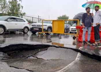 सड़कें जलमग्न, उखड़े पेड़ और ट्रैफिक ठप…गुरुग्राम में वर्क फ्रॉम होम, दिल्ली-NCR में बारिश से बुरा हाल