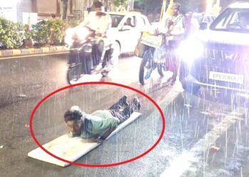 नौकरी छोड़ MP से केदारनाथ की यात्रा पर निकले दो जिगरी यार, एक मित्र कर रहा ‘दंडवत प्रणाम’, दूसरा पैदल चलकर उठा रहा पूरा सामान