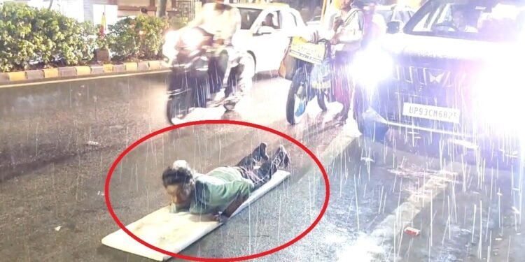 नौकरी छोड़ MP से केदारनाथ की यात्रा पर निकले दो जिगरी यार, एक मित्र कर रहा ‘दंडवत प्रणाम’, दूसरा पैदल चलकर उठा रहा पूरा सामान