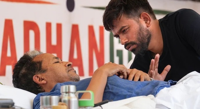 वांगचुक अनशन पर, कचौड़ी-नूडल्स खाते दिखे अभिजीत दीपके, ट्रोल हुए तो दी सफाई