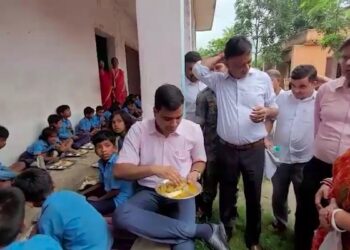 थाली मांगी, बच्चों के बीच बैठकर खाया मिड-डे मील… कटिहार DM का अनोखा निरीक्षण