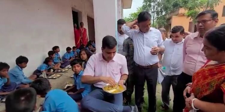 थाली मांगी, बच्चों के बीच बैठकर खाया मिड-डे मील… कटिहार DM का अनोखा निरीक्षण