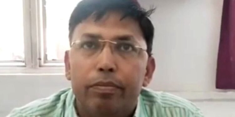 एमपी गजब है: एक डॉक्टर, तीन जिलों में नौकरी! शहडोल में रिश्वत लेते पकड़ा गया तो खुली बड़ी पोल
