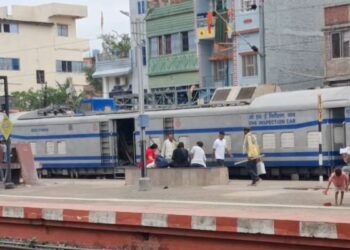 25 हजार वोल्ट के तार पर चोरों ने चला दिया कटर! 3 घंटे तक थम गईं ट्रेनें, पटना-गया रेल रूट पर मच गया हड़कंप