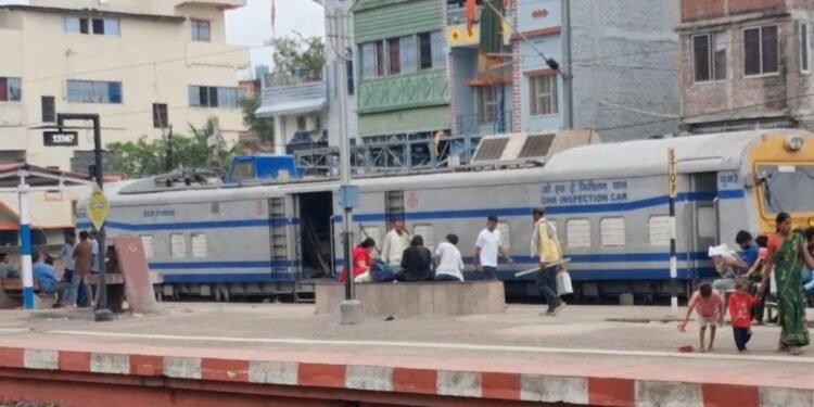 25 हजार वोल्ट के तार पर चोरों ने चला दिया कटर! 3 घंटे तक थम गईं ट्रेनें, पटना-गया रेल रूट पर मच गया हड़कंप