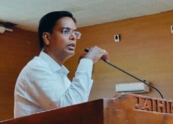 दरभंगा में सरकारी जमीन घोटाले पर DM का बड़ा एक्शन, 3 राजस्व कर्मचारी सस्पेंड, 8 पर विभागीय कार्रवाई
