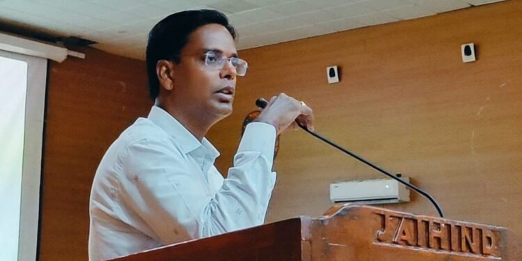 दरभंगा में सरकारी जमीन घोटाले पर DM का बड़ा एक्शन, 3 राजस्व कर्मचारी सस्पेंड, 8 पर विभागीय कार्रवाई