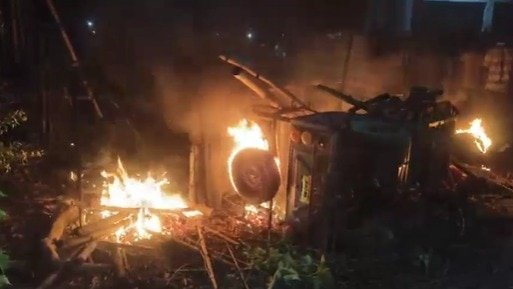 दूध लेकर घर लौट रही मासूम पर कुदाल से ताबड़तोड़ हमला, मौके पर मौत, ग्रामीणों ने आरोपी के घर में लगाई आग