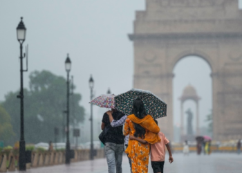 दिल्ली में सांस लेने लायक हवा! नीतियां फेल, लेकिन बादलों ने धो दिया प्रदूषण, जानिए इस चमत्कार की इनसाइड स्टोरी