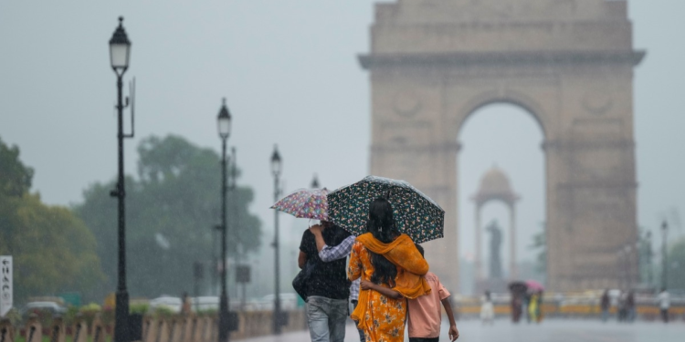 दिल्ली में सांस लेने लायक हवा! नीतियां फेल, लेकिन बादलों ने धो दिया प्रदूषण, जानिए इस चमत्कार की इनसाइड स्टोरी