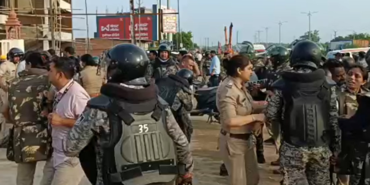 दतिया में नरोत्तम मिश्रा के समर्थकों का बवाल, पत्थरबाजी में SP समेत 6 घायल, NH-44 पर 15 KM लंबा जाम