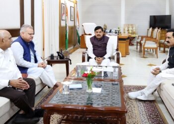 दतिया के दंगल में बड़ा यू-टर्न! देर रात CM हाउस पहुंचे नरोत्तम मिश्रा, मुख्यमंत्री मोहन यादव से मुलाकात, बाहर निकलकर दिया ये बयान