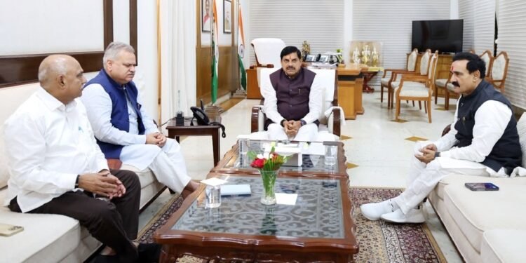दतिया के दंगल में बड़ा यू-टर्न! देर रात CM हाउस पहुंचे नरोत्तम मिश्रा, मुख्यमंत्री मोहन यादव से मुलाकात, बाहर निकलकर दिया ये बयान
