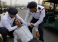 फ्लाईओवर से कूदकर जान देने चला था टीचर, ट्रैफिक पुलिस ने ई-रिक्शा में अस्पताल पहुंचाकर बचाई जिंदगी