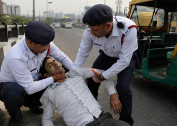 फ्लाईओवर से कूदकर जान देने चला था टीचर, ट्रैफिक पुलिस ने ई-रिक्शा में अस्पताल पहुंचाकर बचाई जिंदगी
